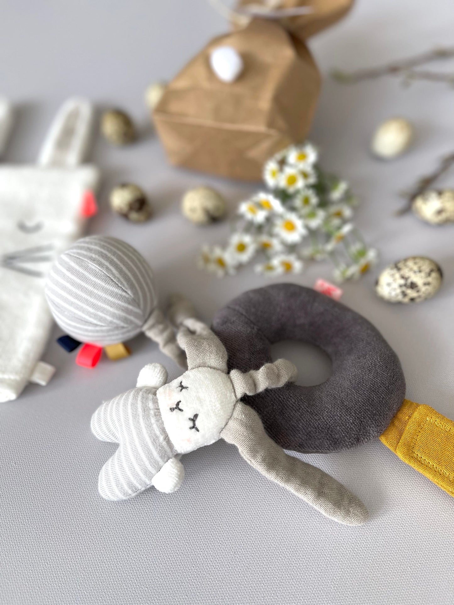 Osterhäschen-Set Waschlappen & Minimobil mit Rassel